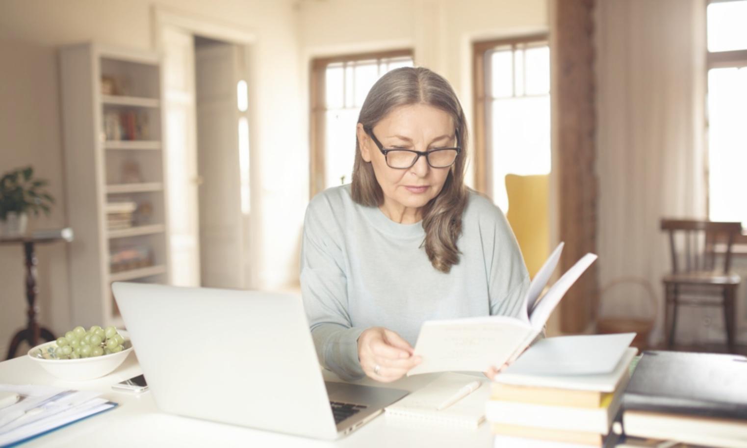 Profesional revisando documentos financieros en oficina moderna